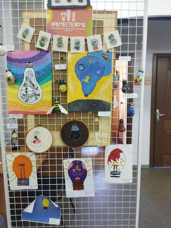 23 сентября 2023 года мини-выставка работ учащихся творческих объединений ДДТ "Родник" в рамках проекта #вместеярче посвященного экологии и энергосбережению.