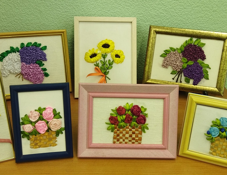 В предверии празднования Дня матери, в коллективе «Школа творчества», прошла выставка «Букет для мамы!»