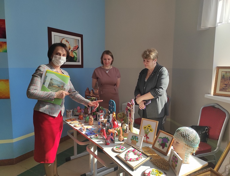 18 марта 2022 года в МАОУ гимназии № 22 состоялась церемония награждения победителей муниципального этапа конкурсов профессионального мастерства «Учитель года», «Воспитатель года», «Педагогический дебют».