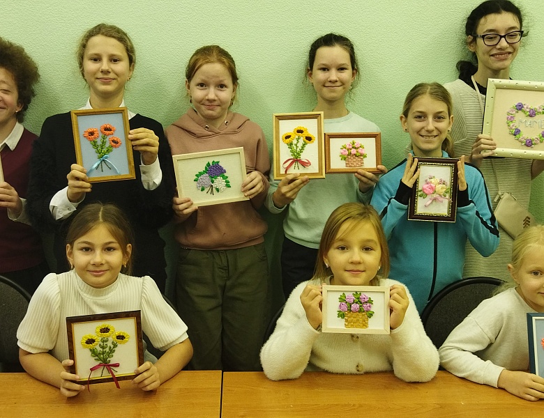В предверии празднования Дня матери, в коллективе «Школа творчества», прошла выставка «Букет для мамы!»