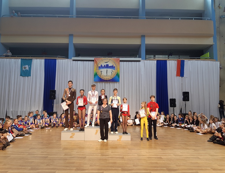 30 апреля в Калининграде прошли последние в этом сезоне официальные соревнования по акробатическому рок-н-роллу