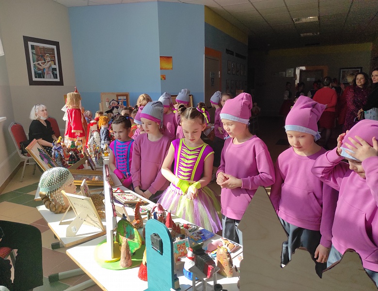 18 марта 2022 года в МАОУ гимназии № 22 состоялась церемония награждения победителей муниципального этапа конкурсов профессионального мастерства «Учитель года», «Воспитатель года», «Педагогический дебют».