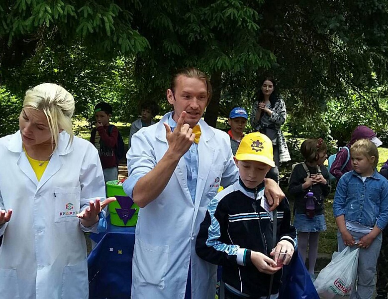 Научный эксперимент по изготовлению жвачки. Лагерь "РоботИкс"