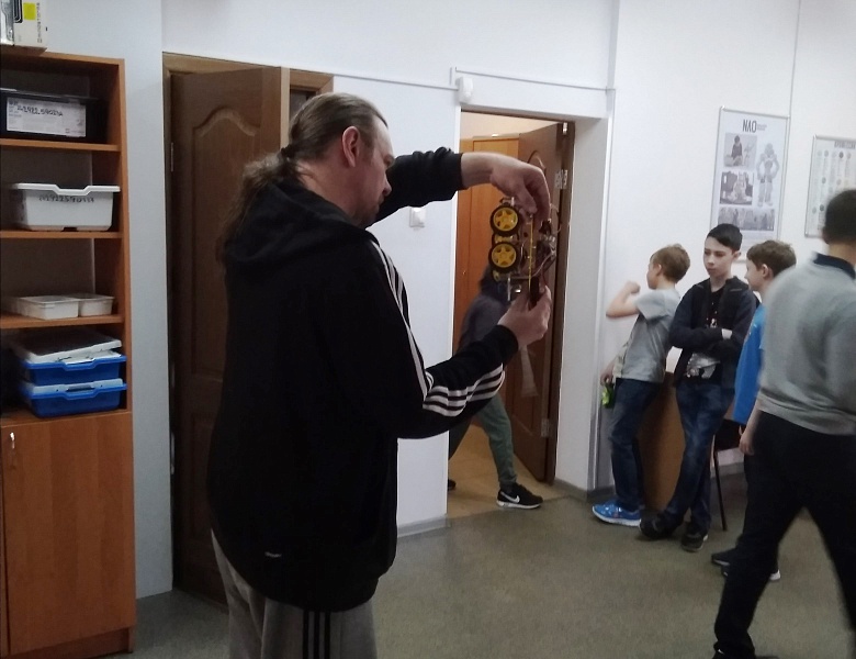 Почему дверь моего кабинета открыта?