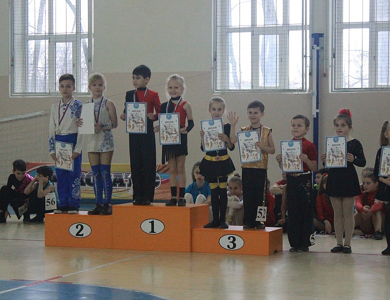 Соревнования по акробатическому рок-н-роллу.