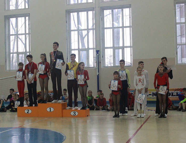 Соревнования по акробатическому рок-н-роллу.