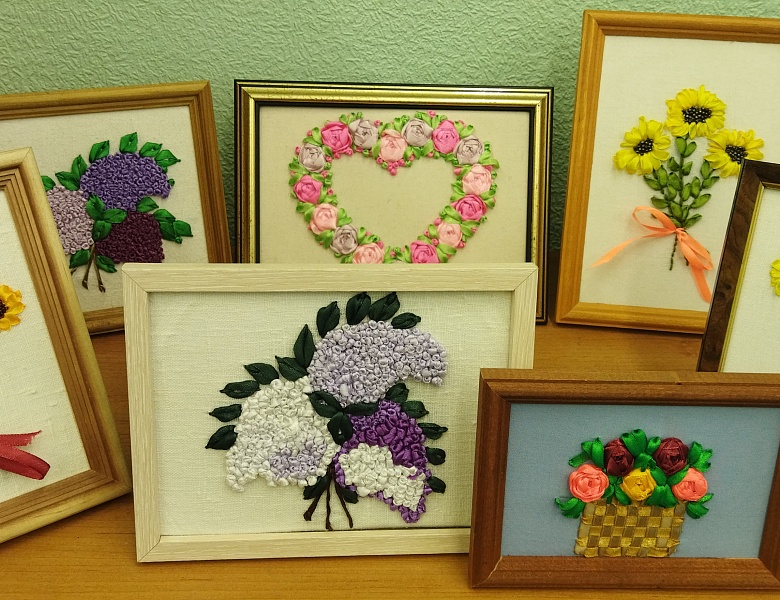 В предверии празднования Дня матери, в коллективе «Школа творчества», прошла выставка «Букет для мамы!»